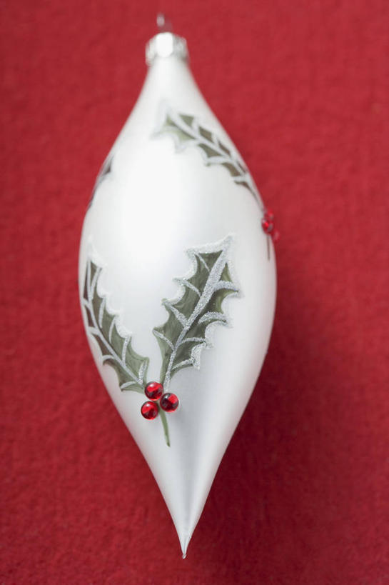 无人,竖图,俯视,室内,特写,白天,餐桌,桌子,静物,圣诞节,阴影,红色背景,节日,庆祝,装饰,反射,挂饰,影子,圣诞球,文化,球,一个,庆典,球体,摄影,冬青,影棚,单个,餐台,纪念,希望,华丽,修饰,点缀,生命,槲寄生,北寄生,桑寄生,柳寄生,黄寄生,冻青,寄生子,衬托,美观,雅致,雅观,丰饶,彩图,高角度拍摄,影棚拍摄,拍摄