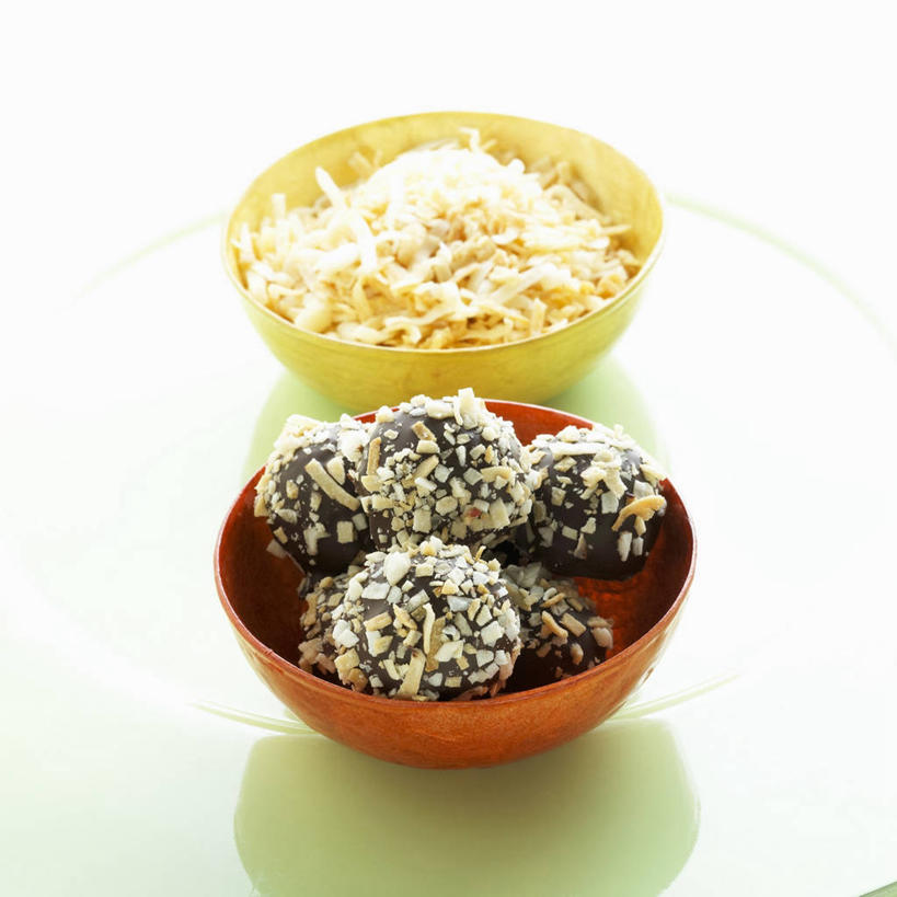 无人,方图,俯视,室内,特写,白天,白色背景,餐桌,桌子,椰子,水果,一堆,许多,阴影,堆叠,堆积,新鲜,反射,影子,陶瓷,生食,食品,糖,糖果,甜点,甜品,果实,陶瓷制品,松露巧克力,食物,两个,容器,碗,甜食,巧克力,摄影,有机食品,绿色食品,影棚,餐台,储藏,朱古力,堆,储存,大椰,胥余,椰瓢,越王头,彩图,高角度拍摄,影棚拍摄,拍摄,贮存