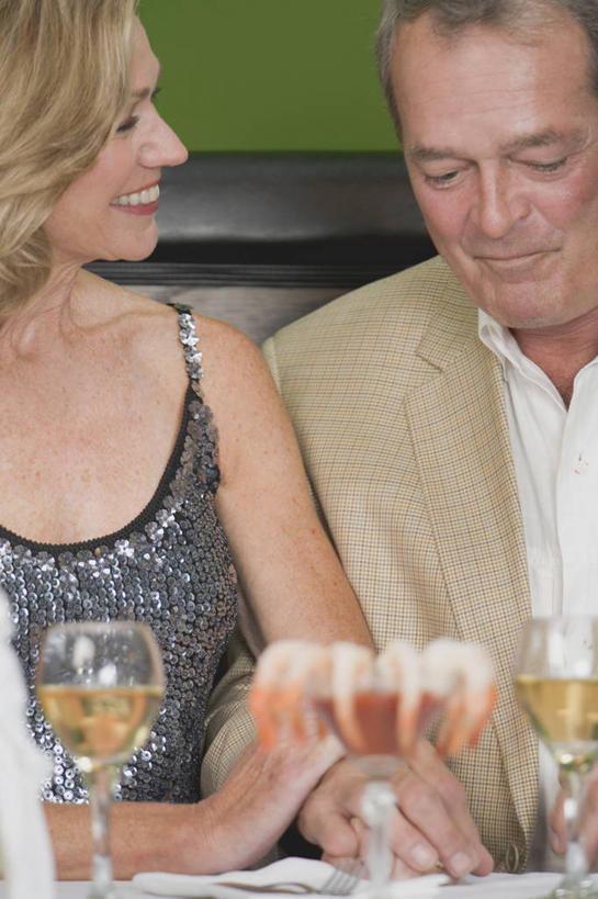 海鲜,红酒,葡萄酒,西方人,中年人,无人,两个人,家庭,夫妻,餐厅,坐,笑,微笑,露齿笑,竖图,俯视,室内,特写,白天,衬衫,西装,爱情,餐桌,桌子,杯子,吊带,欧洲,欧洲人,阴影,套装,服装,正装,反射,高脚杯,影子,虾,红酒杯,白葡萄酒,酒类,浪漫,注视,吊带衫,职业装,水产,大虾,海洋生物,玻璃制品,酒,饮料,衣服,酒杯,观察,看,温暖,温馨,一家人,恩爱,恋人,服饰,对虾,餐台,观看,和睦,察看,衣着,葡萄酒杯,穿着,关注,水生动物,海产品,水生物,海底动物,斑节虾,衣饰,东方对虾,中国对虾,男人,男性,女人,女性,中年男性,中年女性,白种人,夫妇,情侣,玻璃杯,坐着,彩图,高角度拍摄,衬衣,餐馆,饭店,饭馆,伴侣,融洽