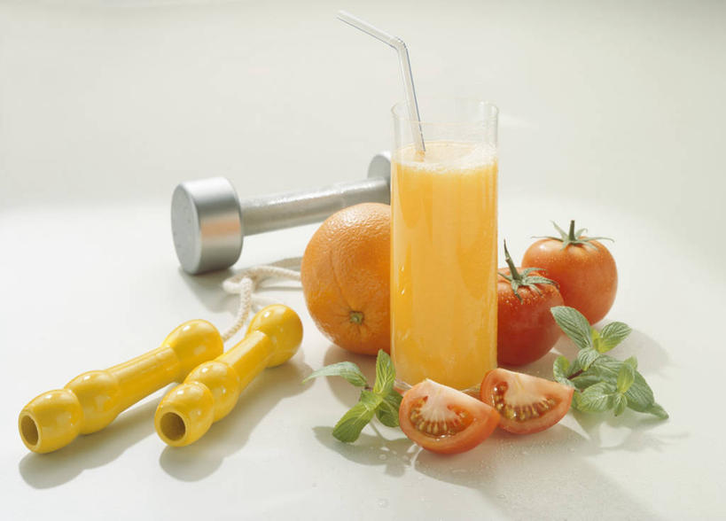 果汁,无人,横图,俯视,室内,白天,白色背景,餐桌,桌子,柑橘,蔬菜,西红柿,小番茄,杯子,哑铃,水果,金属制品,阴影,新鲜,反射,金属,影子,塑料,生食,橙汁,食品,果实,饮品,运动器械,蔬果,玻璃制品,食物,饮料,红色,水杯,塑料制品,吸管,健身器械,摄影,有机食品,绿色食品,影棚,餐台,空心,可口,健身器材,横截面,剖面,饮管,适口,小西红柿,樱桃小番茄,珍珠小番茄,截面,截面图形,玻璃杯,橘子,桔子,橙子,橙,樱桃番茄,圣女果,番茄,彩图,高角度拍摄,影棚拍摄,拍摄,运动器材,圆柱状