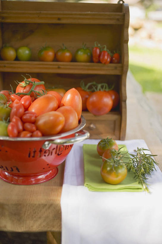 无人,竖图,俯视,室内,白天,烹饪,餐桌,桌子,蔬菜,西红柿,小番茄,厨具,金属制品,一堆,许多,阴影,堆叠,堆积,朦胧,模糊,新鲜,反射,金属,布料,锅子,滤器,影子,食品,布纹,置物架,锅,架子,桌布,食物,红色,绿色,餐巾,台布,有机食品,绿色食品,餐台,锅具,堆,陈列架,烹饪用具,搁架,小西红柿,樱桃小番茄,珍珠小番茄,烹调用具,樱桃番茄,圣女果,番茄,烹调,彩图,高角度拍摄