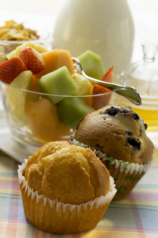 点心,蜂蜜,无人,竖图,俯视,室内,特写,白天,下午茶,餐桌,桌子,草莓,浆果,猕猴桃,餐具,水果,玻璃,两块,一堆,许多,阴影,堆叠,堆积,新鲜,反射,布料,叉子,影子,生食,沙拉,食品,果实,布纹,松饼,色拉,沙律,水果沙拉,玻璃制品,桌布,食物,糕点,红色,餐巾,容器,台布,碗,有机食品,绿色食品,餐台,色拉酱,储藏,纸托,堆,储存,千岛酱,花蜜,餐叉,止痛,解毒,玛芬蛋糕,冬酿,石蜜,蛋糕托,蛋糕托纸,蛋糕纸托,进餐用具,洋莓,水果皇后,奇异果,猕猴梨,红莓,地莓,彩图,高角度拍摄,贮存