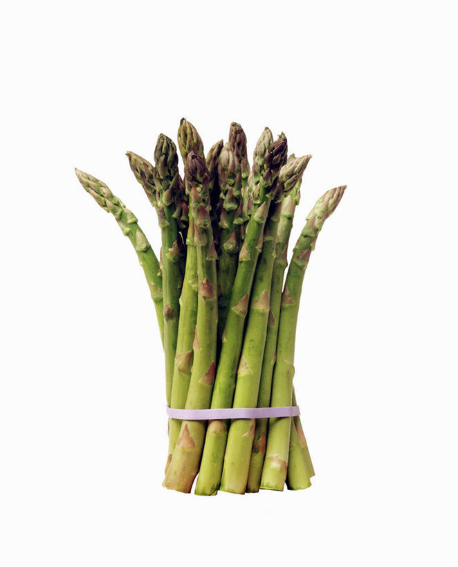 无人,竖图,室内,特写,白天,白色背景,正面,餐桌,桌子,芦笋,一堆,许多,阴影,堆叠,堆积,反射,影子,绳子,摄影,影棚,餐台,堆,捆绑,绳索,绑缚,猪尾巴,药鸡豆子,石刁柏,蚂蚁杆,龙须菜,狼尾巴根,彩图,影棚拍摄,拍摄