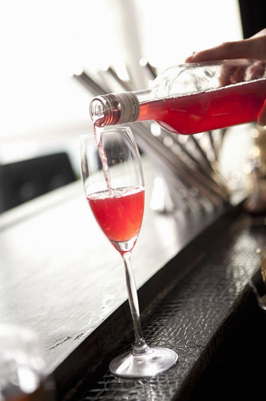 葡萄酒,无人,酒吧,竖图,俯视,室内,特写,白天,奢侈,快乐,餐桌,窗户,桌子,杯子,阴影,朦胧,模糊,反射,高脚杯,影子,浪漫,玻璃窗,玻璃制品,酒,饮料,红色,酒杯,香槟,诱惑,餐台,香槟杯,气泡酒,起泡酒,汽酒,玻璃杯,彩图,高角度拍摄,高兴,欢笑,酒吧间,酒馆