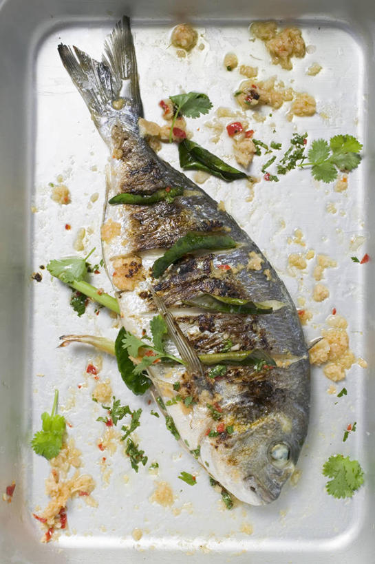 海鲜,无人,竖图,俯视,室内,特写,白天,餐桌,桌子,餐具,金属制品,一条,阴影,反射,金属,碟子,盘,影子,调味,肉,香料,鱼肉,佐料,鲷鱼,水产,肉类,香茅,柠檬草,海洋生物,盘子,碟,餐台,鲷,加吉鱼,铜盆鱼,水生动物,海产品,水生物,肉食,海底动物,作料,班加吉,加真鲷,彩图,高角度拍摄