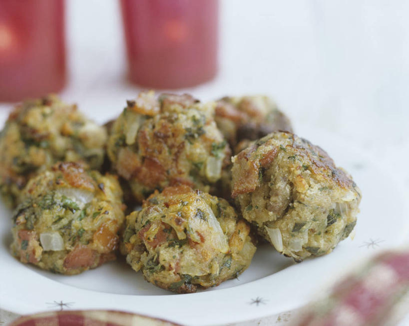 无人,横图,俯视,室内,特写,白天,餐桌,桌子,餐具,一堆,许多,阴影,堆叠,堆积,朦胧,模糊,反射,布料,碟子,盘,影子,调味,肉,香料,佐料,丸子,布纹,肉类,肉丸,桌布,一个,白色,盘子,餐巾,碟,台布,单个,餐台,堆,配料,肉食,作料,彩图,高角度拍摄