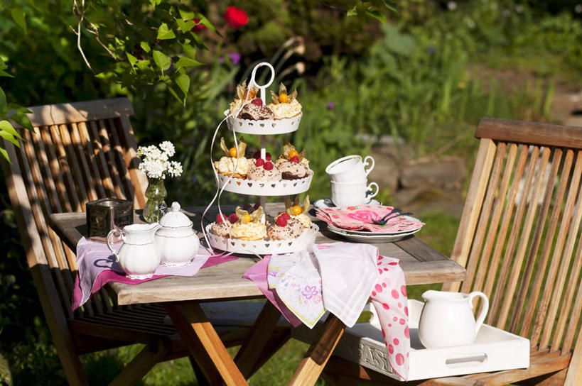 点心,无人,横图,室外,白天,正面,下午茶,草地,草坪,植物,餐桌,桌子,杯子,水果,椅子,一堆,许多,阴影,堆叠,堆积,朦胧,模糊,新鲜,光线,壶,影子,木椅,生食,食品,果实,松饼,水壶,草,食物,糕点,绿色,阳光,茶壶,容器,水杯,有机食品,绿色食品,餐台,堆,玛芬蛋糕,蛋糕台,茶杯,彩图