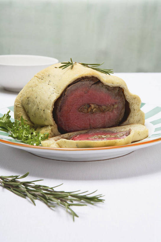 点心,面包,无人,竖图,俯视,室内,特写,白天,烹饪,西餐,餐桌,桌子,餐具,阴影,反射,碟子,盘,影子,调味,肉,香料,佐料,牛肉,料理,食品,面点,菜肴,美食,肉类,食物,糕点,一个,白色,盘子,碟,西式,佳肴,单个,餐台,迷迭香,配料,肉食,海洋之露,作料,彩图,高角度拍摄