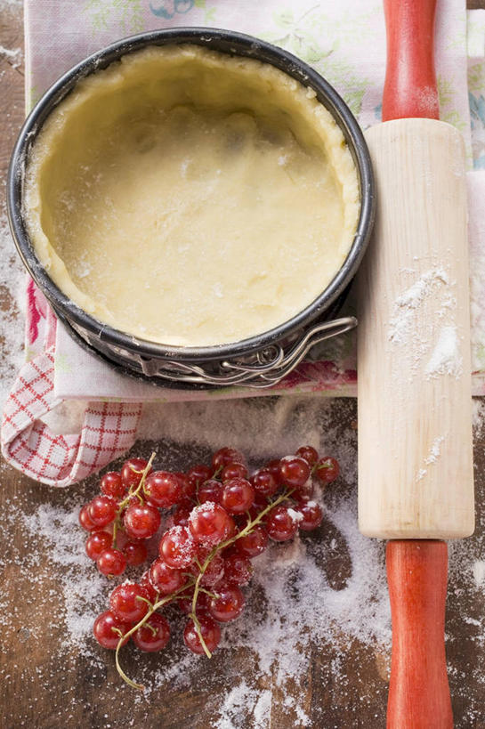 无人,竖图,俯视,室内,特写,白天,餐桌,桌子,浆果,水果,阴影,新鲜,反射,木制,布料,粉末,擀面杖,影子,灯笼果,面粉,生食,食品,果实,粮食,布纹,桌布,食物,红色,白色,餐巾,木制品,台布,粉,有机食品,绿色食品,餐台,农产品,红醋栗,原材料,粉状,醋栗,彩图,高角度拍摄