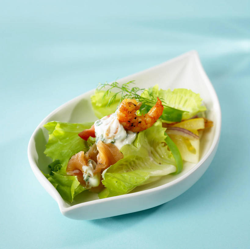 海鲜,无人,横图,俯视,室内,特写,白天,餐桌,桌子,蔬菜,叶子,一堆,许多,阴影,堆叠,堆积,蓝色背景,新鲜,反射,影子,陶瓷,莴苣,莴笋,生食,蔬菜沙拉,虾,沙拉,食品,绿叶,陶瓷制品,色拉,水产,沙律,大虾,海洋生物,食物,一个,白色,容器,碗,嫩叶,摄影,有机食品,绿色食品,影棚,对虾,单个,餐台,色拉酱,储藏,堆,储存,水生动物,海产品,千岛酱,水生物,海底动物,斑节虾,香笋,千金菜,东方对虾,中国对虾,叶,叶片,彩图,高角度拍摄,影棚拍摄,拍摄,贮存