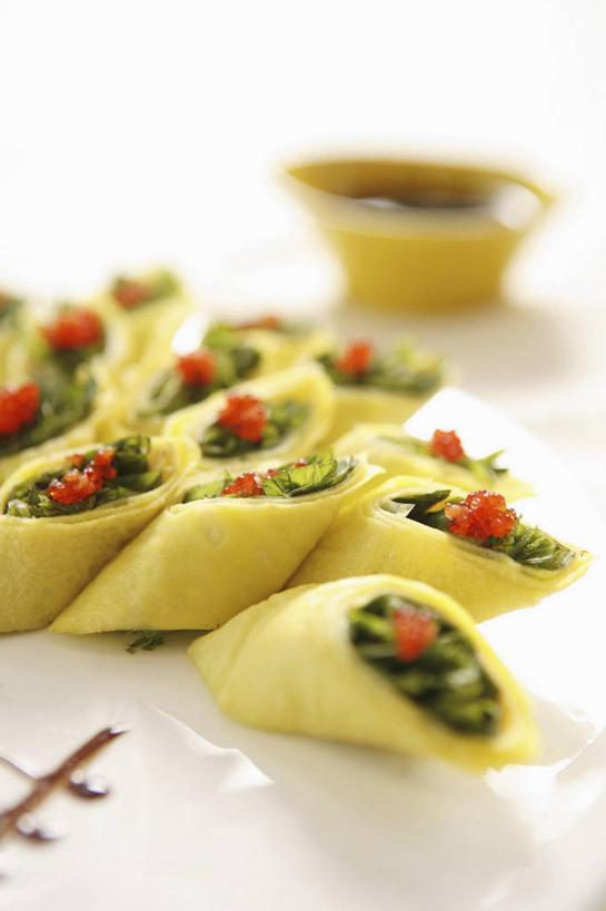 鱼子酱,无人,竖图,俯视,室内,特写,白天,白色背景,烹饪,中餐,餐桌,桌子,黄瓜,蔬菜,餐具,阴影,朦胧,模糊,新鲜,反射,碟子,盘,影子,调料,酱料,酱汁,鱼卵,佐料,料理,食品,调味品,鱼籽,调味料,酱,菜肴,美食,食物,黄色,盘子,碟,中式,摄影,佳肴,有机食品,绿色食品,影棚,餐台,青瓜,胡瓜,彩图,高角度拍摄,影棚拍摄,拍摄