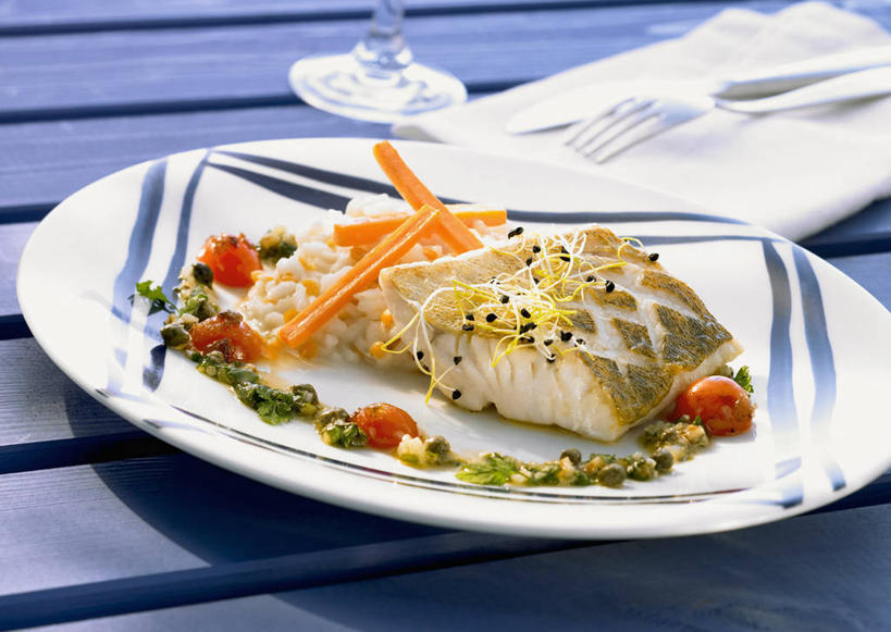 无人,横图,俯视,室内,特写,白天,烹饪,西餐,餐桌,桌子,萝卜,胡萝卜,蔬菜,西红柿,小番茄,餐具,阴影,新鲜,反射,木制,布料,叉子,碟子,盘,影子,调味,谷类,谷物,肉,香料,鱼肉,佐料,料理,食品,米,布纹,大米,菜肴,美食,肉类,桌布,食物,一个,红色,盘子,餐巾,木制品,碟,台布,西式,佳肴,有机食品,绿色食品,单个,餐台,配料,肉食,餐叉,作料,小西红柿,樱桃小番茄,珍珠小番茄,进餐用具,樱桃番茄,圣女果,红萝卜,甘荀,番茄,彩图,高角度拍摄