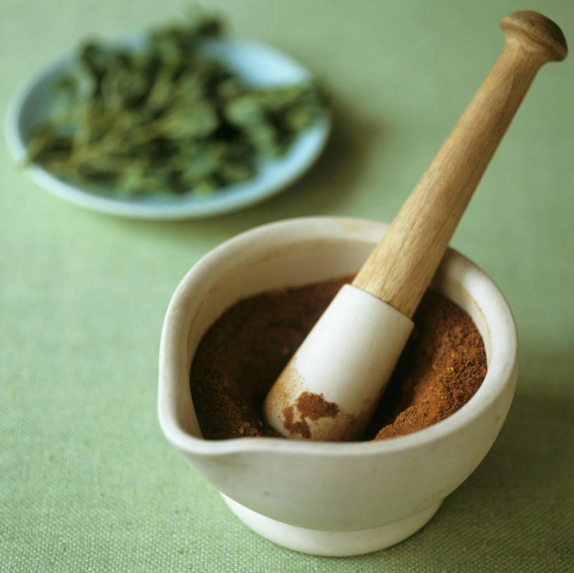 无人,横图,俯视,室内,特写,白天,植物,餐桌,桌子,餐具,许多,绿色背景,阴影,朦胧,模糊,反射,碟子,粉末,盘,影子,草药,药草,中药,盘子,碟,粉,器皿,摄影,影棚,餐台,研磨,臼杵,药材,中草药,研杵,中药材,本草,研钵,粉状,臼,彩图,高角度拍摄,影棚拍摄,拍摄