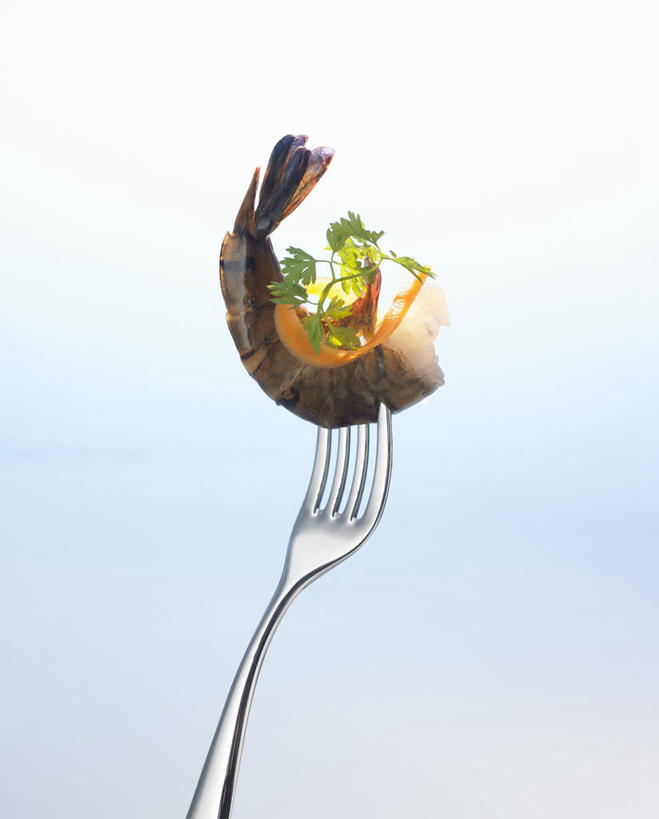 海鲜,无人,竖图,室内,特写,白天,正面,萝卜,胡萝卜,蔬菜,餐具,金属制品,一把,阴影,蓝色背景,新鲜,反射,金属,叉子,影子,香菜,虾,食品,水产,大虾,海洋生物,食物,一个,摄影,有机食品,绿色食品,影棚,对虾,单个,水生动物,海产品,水生物,海底动物,餐叉,斑节虾,胡菜,香荽,原荽,园荽,芫荽,胡荽,莞荽,芫茜,芫蓿,莚葛草,莚荽菜,东方对虾,中国对虾,进餐用具,红萝卜,甘荀,彩图,影棚拍摄,拍摄