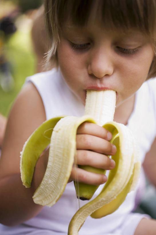 西方人,儿童,手,一个人,吃,竖图,室外,白天,正面,纯洁,香蕉,水果,欧洲,欧洲人,仅一个女性,仅一个人,阴影,服装,朦胧,模糊,新鲜,光线,影子,生食,食品,果实,注视,休闲装,食物,一个,小孩,衣服,阳光,低头,观察,看,仅一个小孩,休闲,手部,休闲服,可爱,童年,童趣,服饰,有机食品,绿色食品,单个,观看,单手,察看,关注,童真,烂漫,无邪,天真,女孩,女人,女性,白种人,孩子,甘蕉,嚼,食,半身,彩图,女生