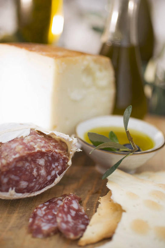 奶酪,无人,竖图,俯视,室内,特写,白天,餐桌,桌子,餐具,阴影,朦胧,模糊,反射,木制,碟子,盘,影子,肉,食用油,香肠,油,干酪,橄榄油,起司,腊肠,芝士,营养,肉类,玻璃制品,盘子,玻璃瓶,木制品,瓶子,碟,乳酪,餐台,乳制品,发酵,肉食,植物油,彩图,高角度拍摄