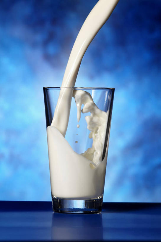 牛奶,无人,竖图,室内,特写,白天,正面,餐桌,桌子,杯子,倒,阴影,蓝色背景,朦胧,模糊,反射,影子,饮品,营养,玻璃制品,饮料,一个,白色,水杯,摄影,影棚,单个,餐台,乳制品,奶,牛乳,安神,玻璃杯,彩图,影棚拍摄,拍摄