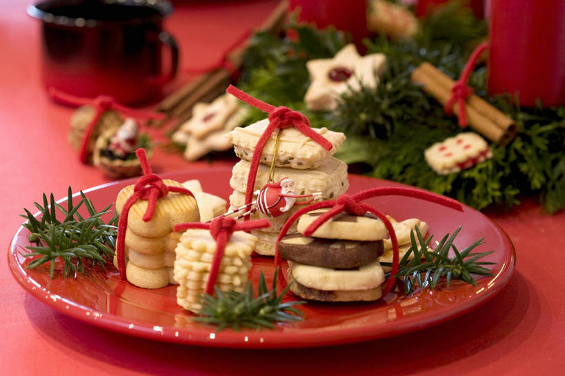 点心,无人,横图,俯视,室内,特写,白天,餐桌,桌子,蔬菜,餐具,圣诞节,一堆,许多,阴影,堆叠,堆积,红色背景,节日,朦胧,模糊,庆祝,新鲜,反射,碟子,盘,影子,食品,曲奇,文化,食物,红色,盘子,碟,饼干,零食,庆典,摄影,有机食品,绿色食品,影棚,餐台,纪念,堆,曲奇饼,曲奇饼干,彩图,高角度拍摄,影棚拍摄,拍摄