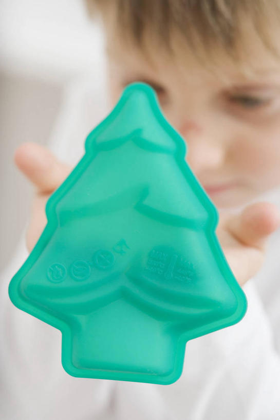 西方人,儿童,一个人,竖图,俯视,室内,特写,白天,纯洁,植物,欧洲,欧洲人,仅一个男性,仅一个人,阴影,服装,朦胧,模糊,反射,影子,圣诞树,注视,休闲装,树,树木,一个,小孩,衣服,绿色,自然,低头,观察,看,仅一个小孩,休闲,休闲服,可爱,童年,童趣,服饰,生长,单个,成长,模具,观看,察看,关注,童真,烂漫,无邪,天真,男孩,男人,男性,白种人,孩子,半身,彩图,高角度拍摄,男生