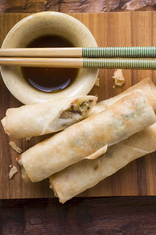 点心,无人,竖图,俯视,室内,特写,白天,餐桌,筷子,桌子,餐具,一双,阴影,反射,木制,影子,调料,料理,食品,面点,案板,调味品,调味料,文化,传统,酱油,春卷,美食,砧板,食物,木制品,中式,餐台,礼节,薄饼,礼仪,春饼,豉油,进餐用具,彩图,高角度拍摄