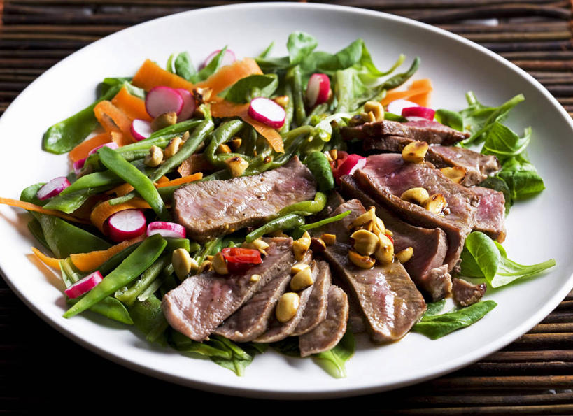 无人,横图,俯视,室内,特写,白天,烹饪,西餐,植物,餐桌,桌子,豆,花生,蔬菜,餐具,叶子,阴影,新鲜,反射,碟子,盘,影子,豆类,豆子,肉,牛肉,料理,食品,坚果,绿叶,菜肴,美食,肉类,食物,一个,白色,盘子,碟,嫩叶,西式,长生果,佳肴,有机食品,绿色食品,单个,餐台,花生仁,肉食,豆科,落花生,落生,叶,叶片,花生米,花生豆,彩图,高角度拍摄