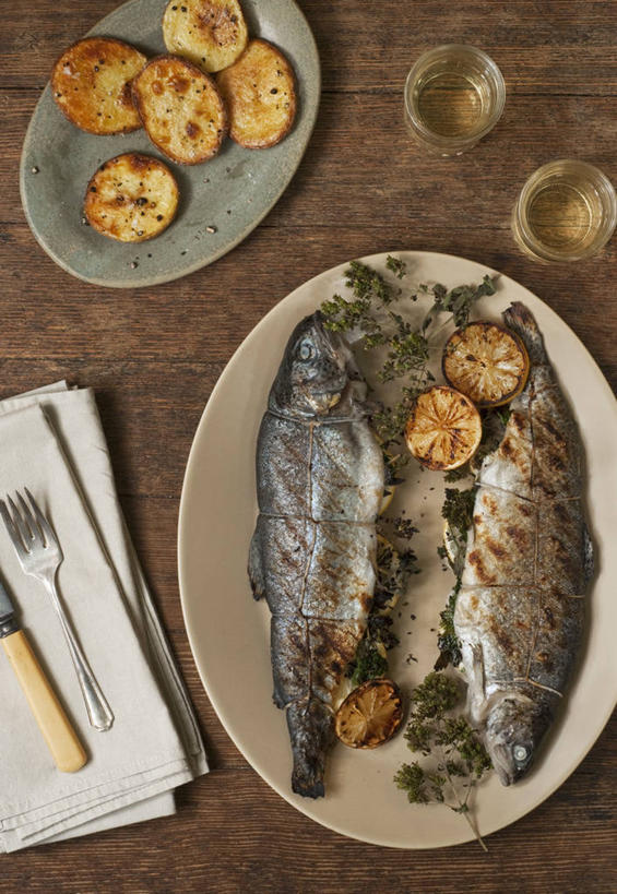 红酒,葡萄酒,无人,竖图,俯视,室内,特写,白天,餐桌,桌子,鳟鱼,柠檬,芹菜,蔬菜,土豆,杯子,餐具,水果,阴影,新鲜,反射,木制,布料,叉子,刀叉,刀子,碟子,高脚杯,盘,影子,肉,生食,鱼肉,食品,果实,红酒杯,白葡萄酒,酒类,两杯,布纹,蔬果,肉类,玻璃制品,酒,桌布,食物,饮料,盘子,餐巾,酒杯,木制品,碟,台布,有机食品,绿色食品,荷兰芹,欧芹,香芹,餐台,葡萄酒杯,餐刀,肉食,餐叉,法香,巴西利,洋香菜,洋芫荽,法国香菜,馍馍蛋,旱芹菜,番荽,鮅,赤眼鱼,红目鳟,红眼棒,玻璃杯,进餐用具,野草鱼,益母果,柠果,洋芋,山药蛋,马铃薯,彩图,高角度拍摄