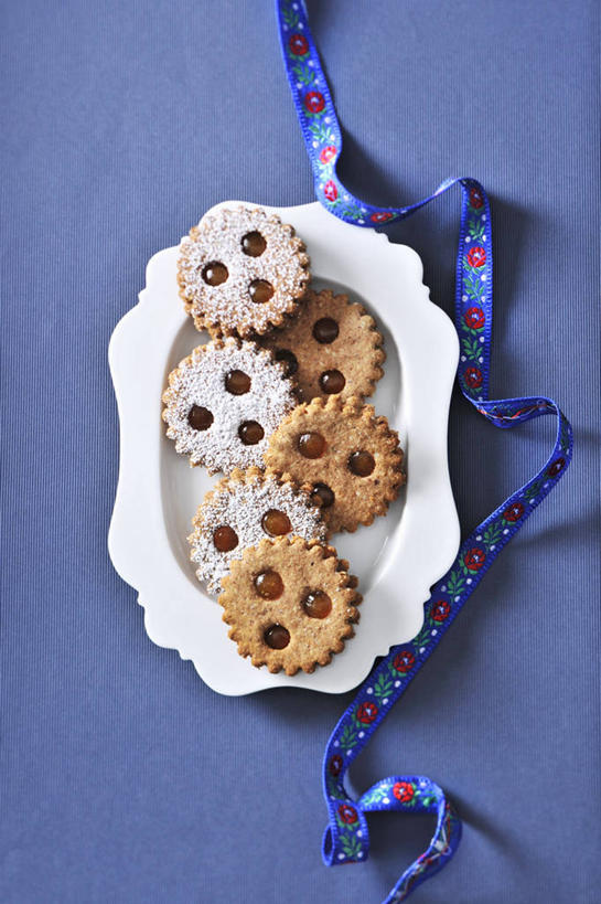 点心,无人,竖图,俯视,室内,特写,白天,餐桌,桌子,餐具,一堆,许多,阴影,堆叠,堆积,蓝色背景,装饰,反射,碟子,盘,丝绸,丝带,影子,食品,缎带,曲奇,绸带,食物,一个,白色,盘子,碟,饼干,果酱,零食,摄影,影棚,单个,餐台,堆,华丽,修饰,点缀,曲奇饼,曲奇饼干,衬托,美观,雅致,雅观,果子酱,彩图,高角度拍摄,影棚拍摄,拍摄