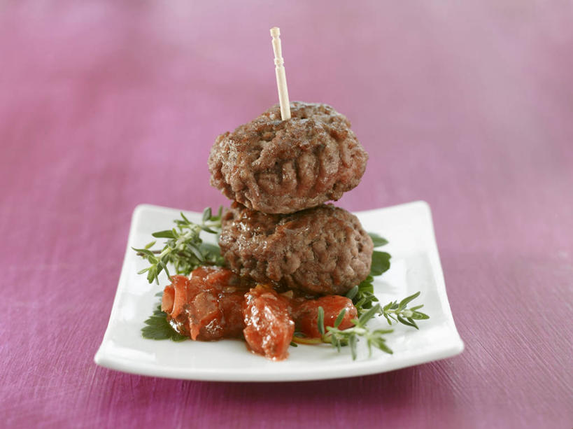 无人,横图,俯视,室内,特写,白天,烹饪,西餐,餐桌,桌子,蔬菜,西红柿,小番茄,餐具,阴影,朦胧,模糊,新鲜,反射,碟子,盘,影子,肉,牛肉,料理,食品,菜肴,美食,肉类,竹签,食物,一个,红色,白色,盘子,碟,西式,佳肴,有机食品,绿色食品,单个,餐台,肉食,取食签,小西红柿,樱桃小番茄,珍珠小番茄,樱桃番茄,圣女果,番茄,彩图,高角度拍摄