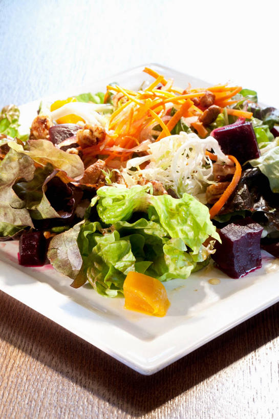 无人,竖图,俯视,室内,特写,白天,餐桌,桌子,柑橘,蔬菜,餐具,阴影,新鲜,反射,碟子,盘,影子,核桃,生菜,莴苣,生食,蔬菜沙拉,沙拉,食品,坚果,果实,色拉,蔬果,沙律,食物,一个,白色,盘子,碟,干果,有机食品,绿色食品,单个,餐台,色拉酱,千岛酱,胡桃,春菜,鹅仔菜,莴仔菜,千金菜,羌桃,叶用莴苣,橘子,桔子,橙子,橙,彩图,高角度拍摄