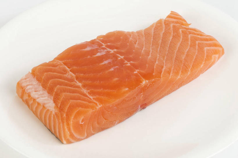 三文鱼,无人,横图,俯视,室内,特写,白天,白色背景,餐桌,桌子,鲑鱼,餐具,一块,阴影,反射,碟子,盘,影子,肉,鱼肉,肉类,一个,白色,盘子,碟,摄影,影棚,单个,餐台,大马哈鱼,肉食,撒蒙鱼,萨门鱼,冰海之皇,鲑,马哈鱼,麻哈鱼,大麻哈鱼,彩图,高角度拍摄,影棚拍摄,拍摄