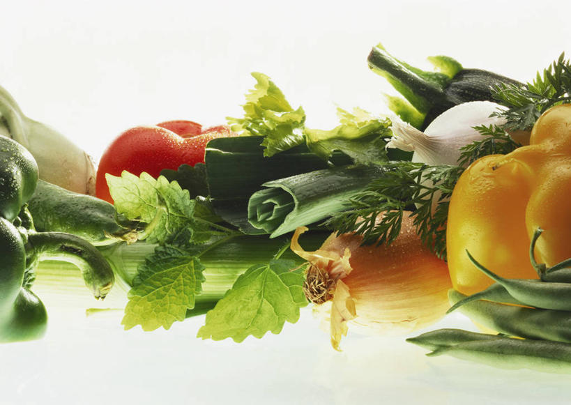 无人,横图,室内,特写,白天,白色背景,正面,植物,餐桌,桌子,辣椒,蔬菜,西红柿,一堆,许多,阴影,堆叠,堆积,新鲜,反射,影子,食品,草药,药草,中药,食物,黄色,红色,摄影,有机食品,绿色食品,影棚,餐台,堆,药材,中草药,彩椒,辣角,红海椒,大椒,辣虎,广椒,中药材,本草,甜椒,柿子椒,辣子,海椒,番茄,番椒,灯笼椒,彩图,影棚拍摄,拍摄