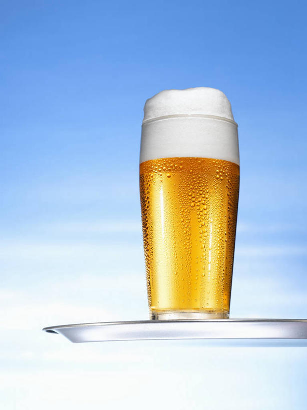 啤酒,无人,竖图,室内,特写,白天,正面,餐桌,桌子,杯子,餐具,阴影,蓝色背景,反射,碟子,盘,影子,酒类,一杯,玻璃制品,酒,饮料,一个,黄色,白色,盘子,酒杯,啤酒杯,碟,摄影,影棚,单个,餐台,玻璃杯,彩图,影棚拍摄,拍摄