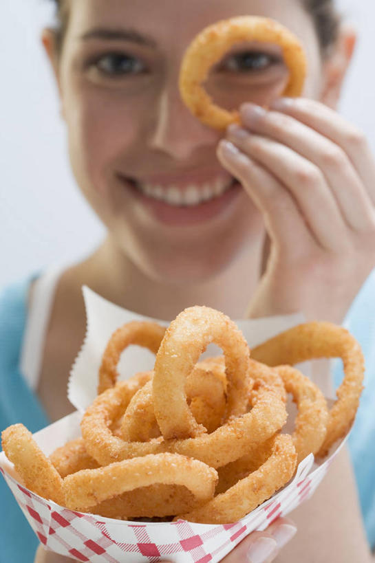 西方人,手,一个人,站,笑,微笑,露齿笑,竖图,室内,特写,白天,正面,烹饪,西餐,餐桌,桌子,欧洲,欧洲人,仅一个年轻女性,仅一个女性,仅一个人,一堆,许多,握,阴影,堆叠,堆积,服装,朦胧,模糊,反射,影子,纸盒,料理,食品,注视,休闲装,洋葱圈,菜肴,美食,盒子,食物,衣服,包装盒,快餐,观察,看,站着,休闲,手部,休闲服,西式,握着,遮,遮掩,服饰,佳肴,餐台,观看,堆,单手,察看,掩盖,遮挡,关注,西式快餐,垃圾食品,遮盖,掩饰,年轻女性,女人,女性,白种人,站立,半身,彩图