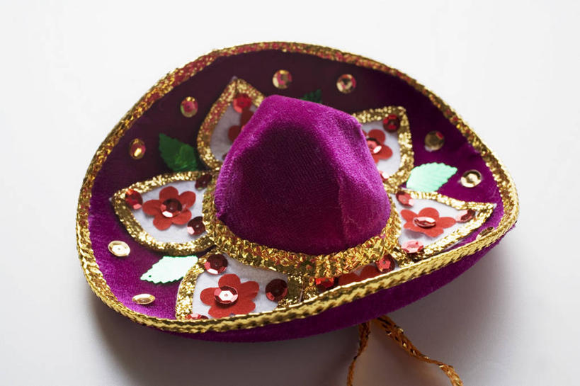 无人,横图,俯视,室内,特写,白天,白色背景,神秘,餐桌,桌子,静物,帽子,阴影,花纹,装饰,反射,影子,紫色,摄影,影棚,餐台,华丽,修饰,点缀,优美,庄重,高贵,消极,衬托,美观,雅致,雅观,一顶,冷色,孤寂,彩图,高角度拍摄,影棚拍摄,拍摄,奢华