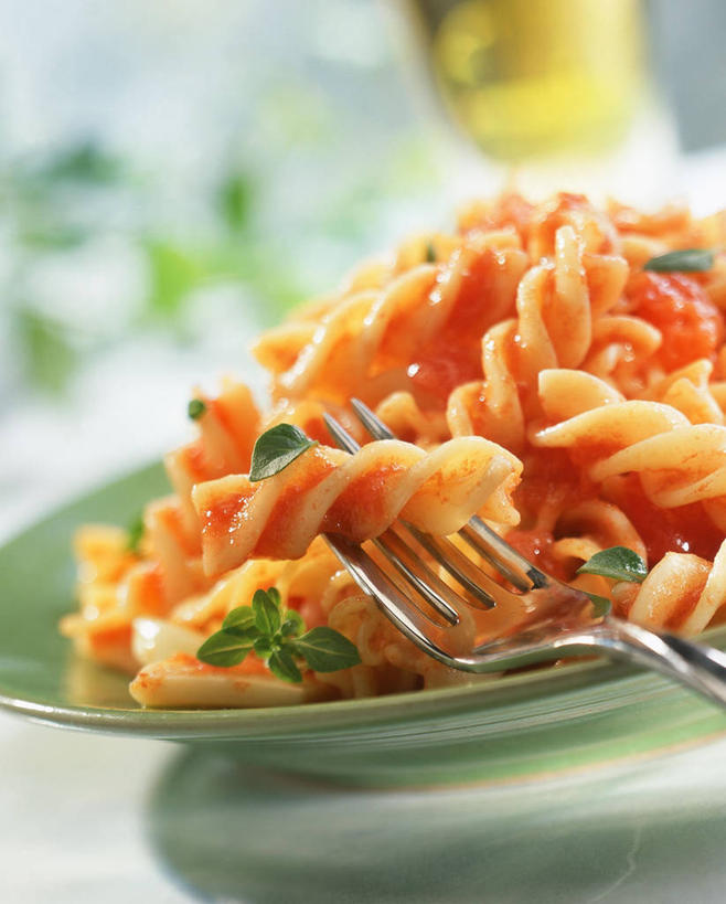 面食,面条,意大利面,无人,竖图,俯视,室内,特写,白天,西餐,餐桌,桌子,餐具,一把,一堆,许多,阴影,堆叠,堆积,朦胧,模糊,反射,叉子,碟子,盘,影子,调料,酱料,酱汁,面,茄汁,佐料,料理,食品,调味品,调味料,番茄酱,酱,食物,盘子,碟,西式,餐台,堆,螺旋面,餐叉,进餐用具,彩图,高角度拍摄