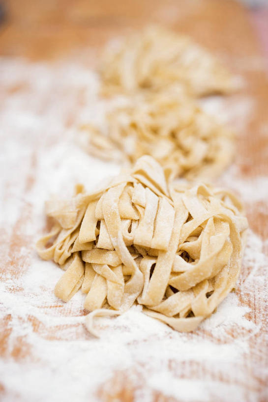 面食,面条,无人,竖图,俯视,室内,特写,白天,餐桌,桌子,阴影,朦胧,模糊,环绕,缠绕,反射,粉末,影子,面,面粉,粮食,三个,粉,餐台,农产品,纠缠,原材料,粉状,彩图,高角度拍摄