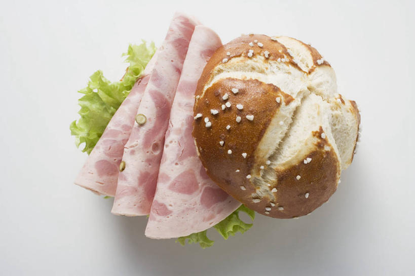 点心,面包,无人,横图,俯视,室内,特写,白天,白色背景,烹饪,西餐,餐桌,桌子,蔬菜,阴影,新鲜,反射,影子,莴苣,莴笋,肉,芝麻,三明治,料理,食品,面点,火腿,猪肉,菜肴,美食,肉类,食物,腌制,糕点,一个,快餐,西式,摄影,佳肴,有机食品,绿色食品,影棚,单个,餐台,肉食,西式快餐,小圆面包,三文治,豚肉,香笋,脂麻,胡麻,白麻,巨胜子,千金菜,油麻,熏制,火肉,兰熏,猪腿,彩图,高角度拍摄,影棚拍摄,拍摄