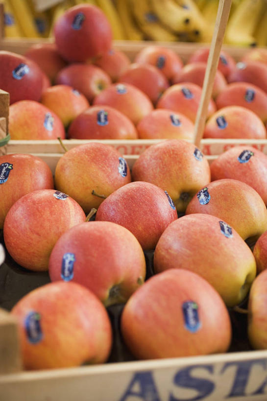 无人,菜场,竖图,俯视,室内,特写,白天,购物,消费,餐桌,桌子,苹果,水果,一堆,许多,阴影,堆叠,堆积,朦胧,模糊,新鲜,反射,木制,标签,影子,生食,食品,果实,集市,市场,食物,木制品,容器,金融,有机食品,绿色食品,餐台,储藏,堆,储存,选购,贸易,菜市,彩图,高角度拍摄,菜市场,贮存