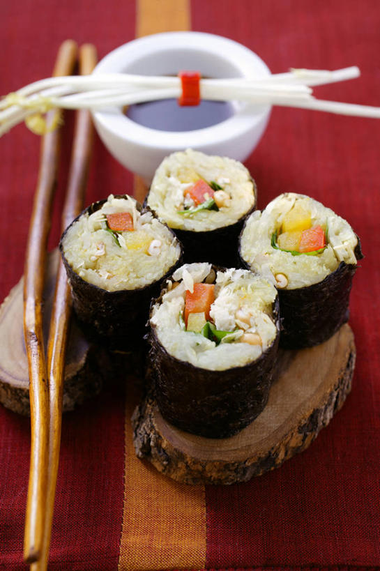 米饭,寿司,无人,竖图,俯视,室内,特写,白天,烹饪,餐桌,筷子,桌子,辣椒,蔬菜,椰菜,卷心菜,餐具,一排,一双,阴影,新鲜,整齐,反射,影子,陶瓷,调料,日本料理,料理,食品,筷架,陶瓷制品,饭,调味品,调味料,筷枕,文化,传统,酱油,菜肴,美食,食物,排列,容器,碗,日式料理,四个,日式,甘蓝,摄影,佳肴,有机食品,绿色食品,影棚,餐台,储藏,礼节,筷子架,五谷,储存,队列,醋饭,礼仪,彩椒,辣角,红海椒,大椒,辣虎,广椒,四喜饭,豉油,进餐用具,甜椒,柿子椒,辣子,结球甘蓝,海椒,甘兰,番椒,灯笼椒,包心菜,彩图,高角度拍摄,影棚拍摄,拍摄,贮存