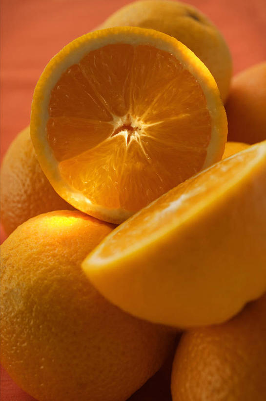 无人,竖图,俯视,室内,特写,白天,餐桌,桌子,柑橘,水果,一堆,许多,阴影,堆叠,堆积,新鲜,反射,影子,生食,食品,果实,食物,黄色,橙色,摄影,有机食品,绿色食品,影棚,餐台,堆,横截面,剖面,截面,截面图形,橘子,桔子,橙子,橙,彩图,高角度拍摄,影棚拍摄,拍摄