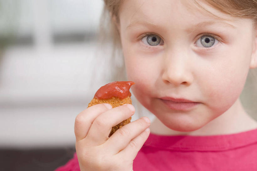 西方人,儿童,脸,头,脸颊,手,一个人,笑,微笑,横图,室内,特写,白天,正面,烹饪,纯洁,欧洲,欧洲人,仅一个女性,仅一个人,一块,握,阴影,服装,朦胧,模糊,反射,影子,调料,鸡肉,酱料,酱汁,茄汁,肉,油炸,佐料,料理,食品,调味品,调味料,注视,休闲装,番茄酱,鸡块,酱,菜肴,美食,肉类,肩膀,食物,小孩,衣服,红色,观察,看,仅一个小孩,休闲,手部,休闲服,可爱,童年,童趣,握着,服饰,佳肴,观看,单手,察看,关注,炸鸡块,肉食,童真,烂漫,无邪,天真,女孩,女人,女性,白种人,孩子,头部,脸部,脸蛋,面部,半身,彩图,女生