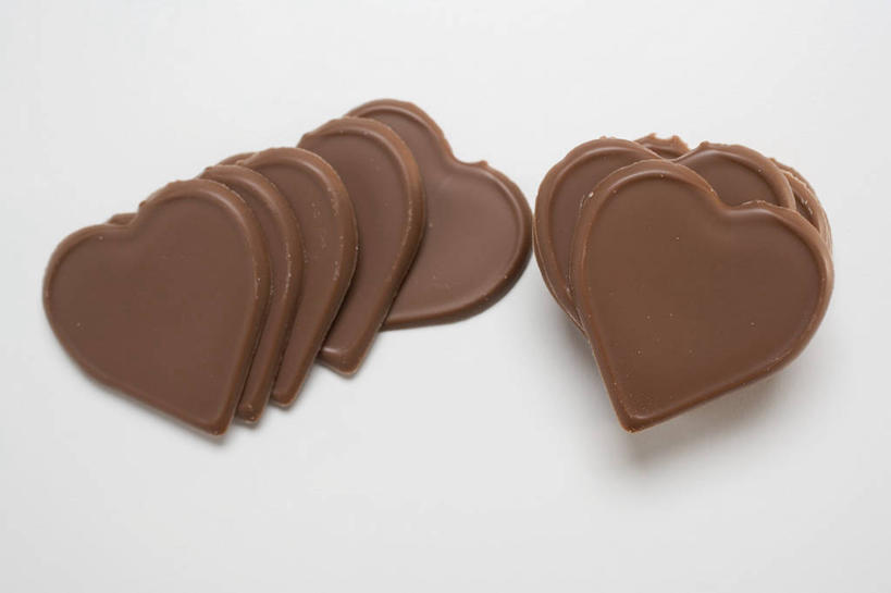 无人,横图,俯视,室内,特写,白天,白色背景,餐桌,桌子,一排,许多,阴影,整齐,反射,影子,食品,糖,糖果,甜点,甜品,褐色,食物,排列,甜食,巧克力,摄影,影棚,餐台,朱古力,队列,彩图,高角度拍摄,影棚拍摄,拍摄