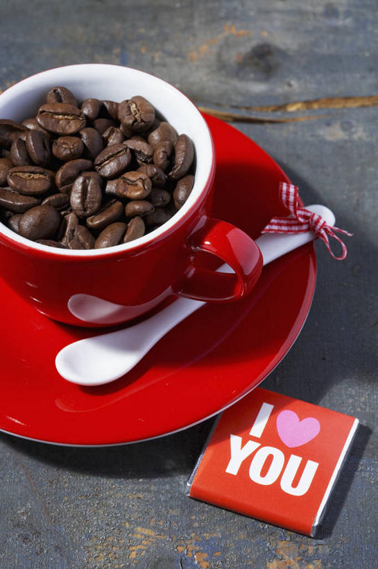 咖啡,无人,竖图,俯视,室内,特写,白天,植物,餐桌,桌子,豆,杯子,餐具,一把,一堆,许多,阴影,堆叠,堆积,反射,木制,英文,标志,瓷器,碟子,盘,文字,影子,字符,勺子,字母,豆类,豆子,褐色,咖啡杯,陶瓷制品,标识,红色,盘子,木制品,调羹,碟,汤匙,咖啡豆,餐台,堆,英文字母,瓷杯,豆科,咖啡因,彩图,高角度拍摄