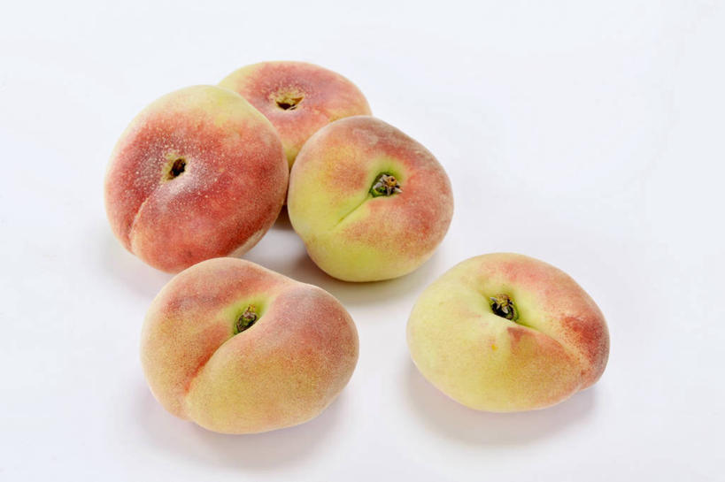 无人,横图,俯视,室内,特写,白天,白色背景,餐桌,桌子,桃子,水果,五个,许多,阴影,新鲜,反射,影子,生食,食品,果实,食物,排列,摄影,有机食品,绿色食品,影棚,餐台,肺果,摆列,彩图,高角度拍摄,影棚拍摄,拍摄,布列,分列