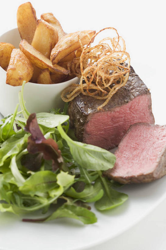 无人,竖图,俯视,室内,特写,白天,白色背景,烹饪,西餐,餐桌,桌子,蔬菜,土豆,洋葱,一堆,许多,阴影,堆叠,堆积,新鲜,反射,影子,肉,牛排,牛肉,料理,食品,薯条,菜肴,美食,肉类,食物,西式,摄影,佳肴,有机食品,绿色食品,影棚,餐台,堆,玉葱,肉食,馍馍蛋,圆葱,洋芋,洋葱头,山药蛋,球葱,马铃薯,葱头,彩图,高角度拍摄,影棚拍摄,拍摄