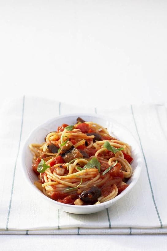 面食,面条,意大利面,无人,竖图,俯视,室内,特写,白天,西餐,植物,餐桌,桌子,芹菜,蔬菜,一堆,许多,阴影,堆叠,堆积,朦胧,模糊,新鲜,反射,布料,影子,陶瓷,调料,酱料,酱汁,面,茄汁,香料,佐料,料理,食品,草药,陶瓷制品,调味品,调味料,布纹,番茄酱,酱,中药,桌布,食物,一个,白色,餐巾,容器,台布,碗,香草,西式,有机食品,绿色食品,单个,餐台,储藏,堆,罗勒,储存,紫苏,药材,中草药,九层塔,圣约瑟夫草,甜罗勒,兰香,中药材,本草,药芹,水芹,旱芹,彩图,高角度拍摄,贮存