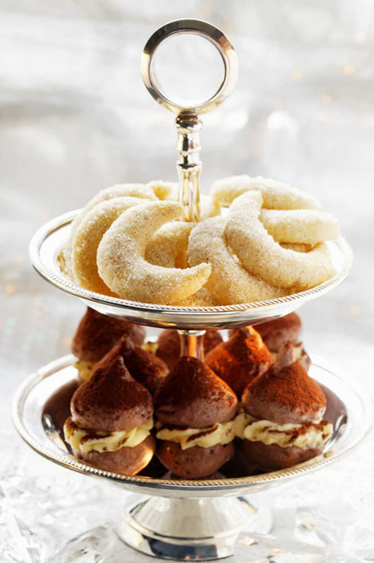 点心,无人,竖图,俯视,室内,特写,白天,白色背景,餐桌,桌子,餐具,圣诞节,一堆,许多,阴影,堆叠,堆积,节日,朦胧,模糊,庆祝,反射,布料,碟子,盘,影子,食品,糖,糖果,甜点,甜品,曲奇,布纹,文化,桌布,食物,白色,盘子,餐巾,碟,台布,饼干,甜食,零食,巧克力,庆典,摄影,影棚,餐台,纪念,朱古力,堆,曲奇饼,曲奇饼干,巧克力曲奇,蛋糕台,彩图,高角度拍摄,影棚拍摄,拍摄