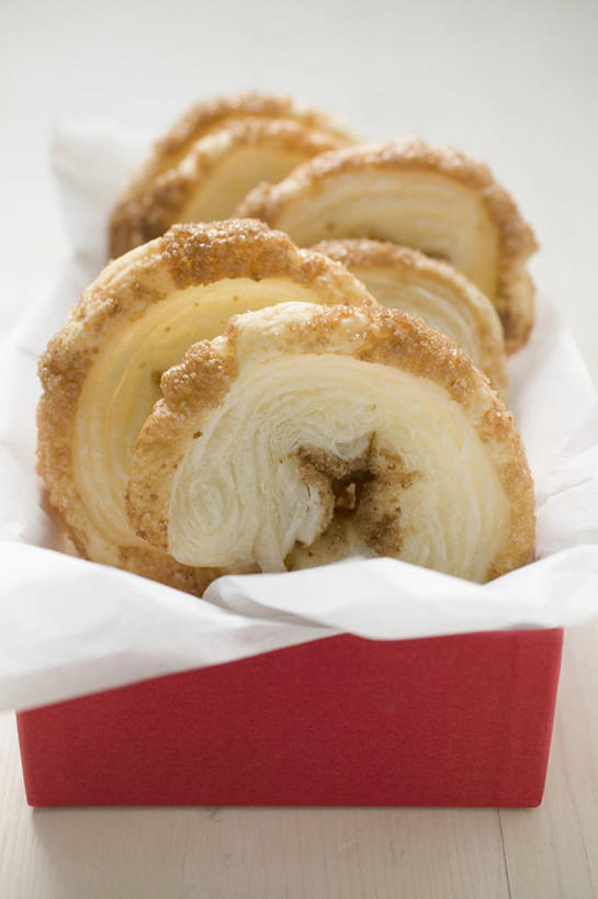 点心,无人,竖图,俯视,室内,特写,白天,白色背景,餐桌,桌子,一堆,许多,阴影,堆叠,堆积,朦胧,模糊,反射,包装,包装纸,影子,纸,纸盒,食品,甜点,甜品,纸张,盒子,食物,糕点,红色,包装盒,容器,甜食,摄影,影棚,餐台,储藏,堆,包装材料,储存,彩图,高角度拍摄,影棚拍摄,拍摄,贮存