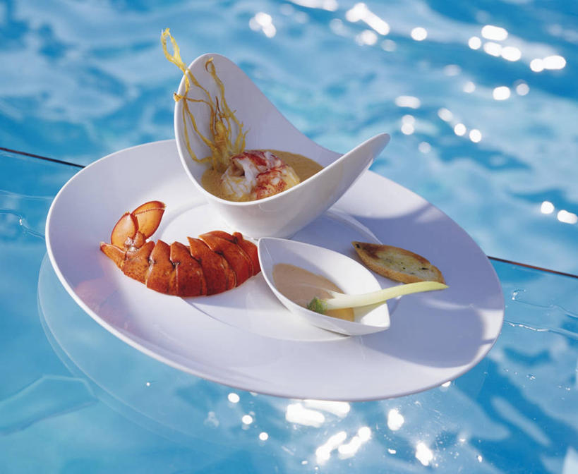 海鲜,龙虾,无人,游泳池,横图,俯视,室内,特写,白天,烹饪,西餐,水,芹菜,蔬菜,餐具,阴影,朦胧,模糊,新鲜,反射,碟子,盘,影子,陶瓷,水池,水面,虾,料理,食品,陶瓷制品,泳池,水产,菜肴,美食,海洋生物,食物,一个,白色,盘子,容器,碟,碗,西式,佳肴,有机食品,绿色食品,单个,储藏,储存,水生动物,海产品,水生物,海底动物,药芹,水芹,旱芹,彩图,高角度拍摄,贮存