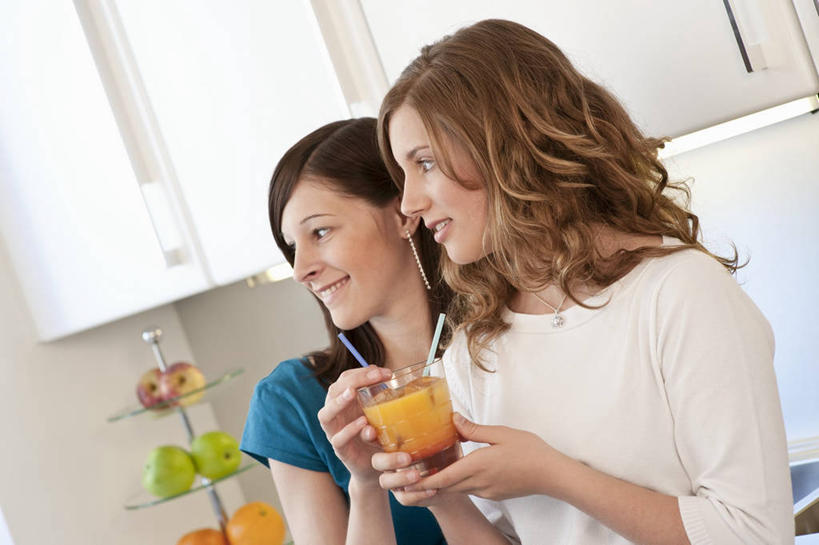 西方人,两个人,伙伴,朋友,站,笑,微笑,露齿笑,横图,室内,白天,正面,友谊,厨房,柜子,杯子,欧洲,欧洲人,握,阴影,服装,反射,影子,塑料,酒类,储物柜,注视,休闲装,文化,玻璃制品,酒,饮料,衣服,水杯,塑料制品,吸管,鸡尾酒,观察,看,站着,休闲,休闲服,调酒,握着,服饰,观看,察看,创造,空心,储存,关注,想象,饮管,储备,蕴藏,贮备,友情,年轻女性,女人,女性,白种人,玻璃杯,站立,半身,彩图,灶间,贮存,圆柱状